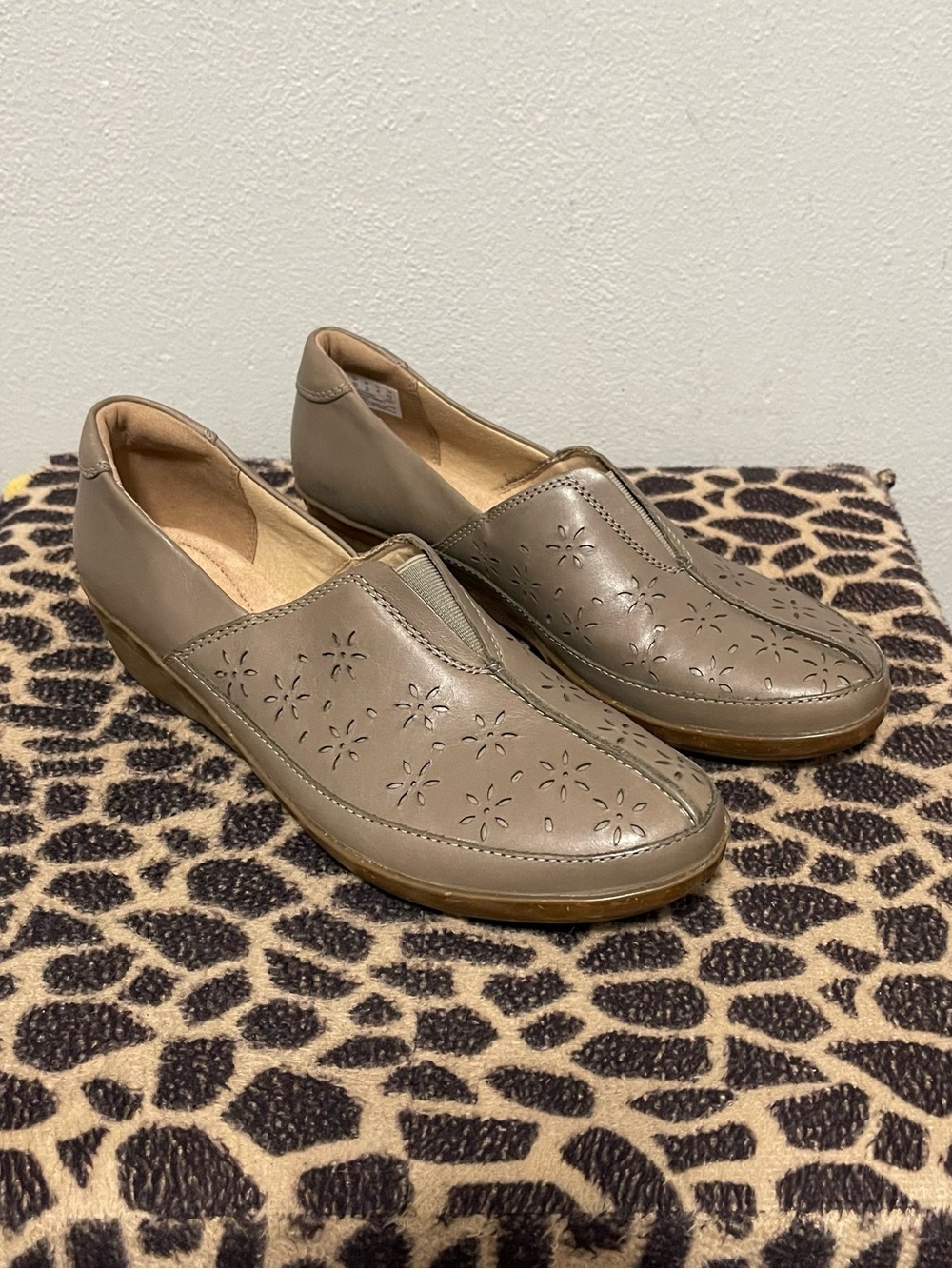 Clarks Collection Everlay Dairyn Slip On Loafers Taupe Brown Leather Womens 9